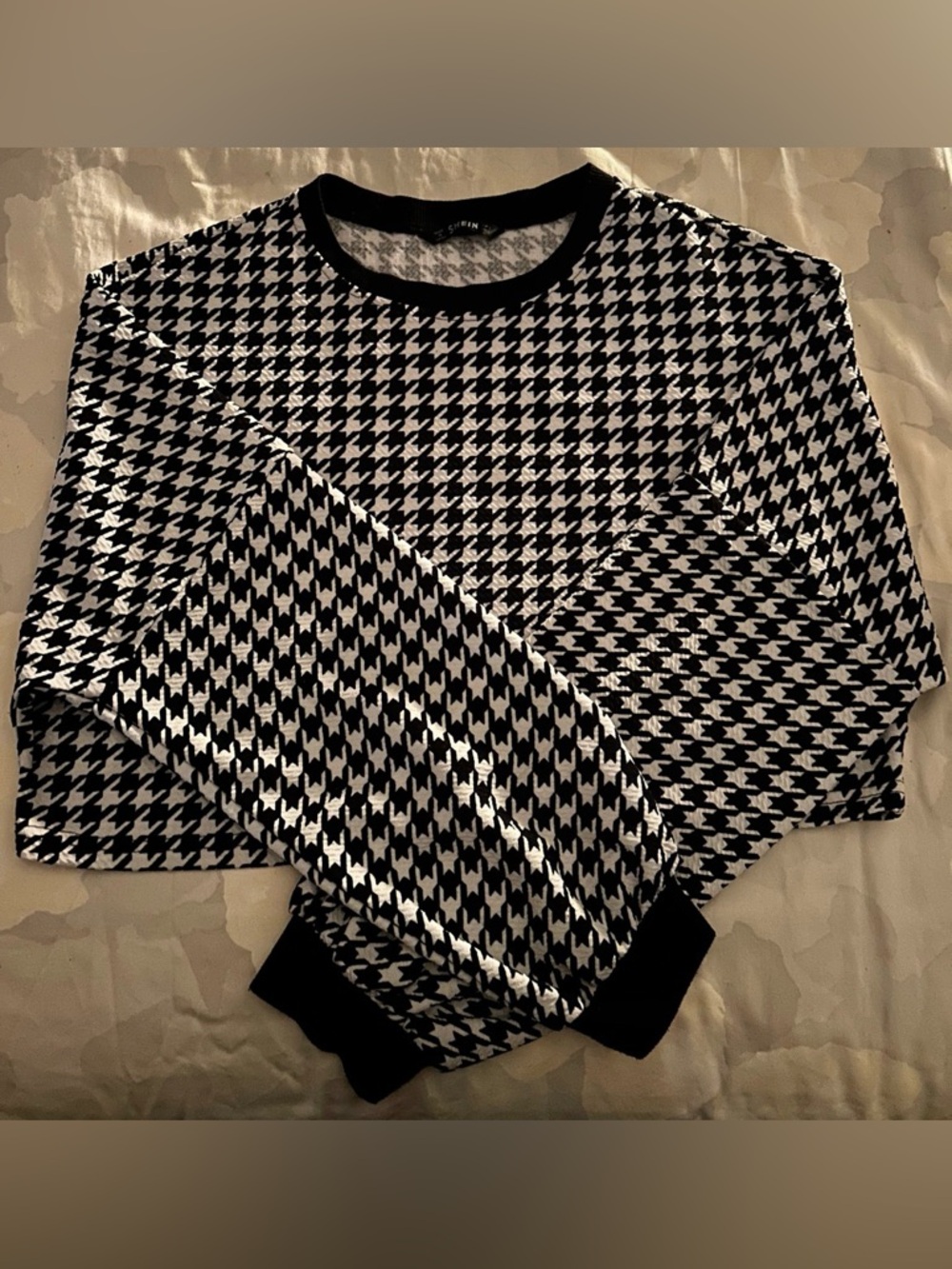 SHEIN Black and White Houndstooth Crop Top